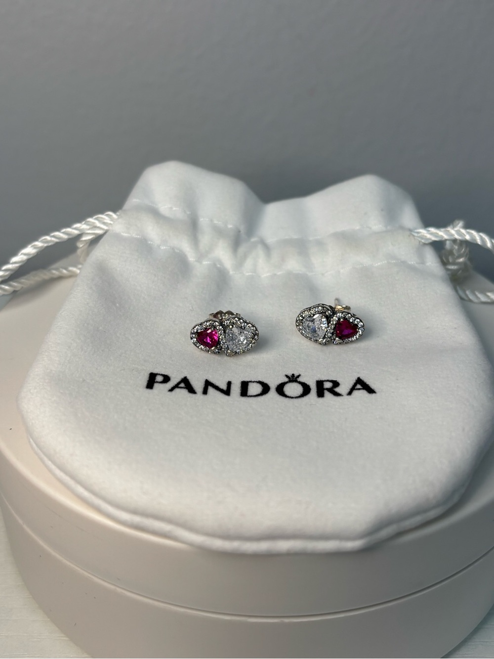 Pandora Halo Hearts 925 Stud Earrings
Sterling silver